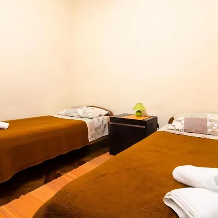 Curic - Twin With Shared Bathroom *